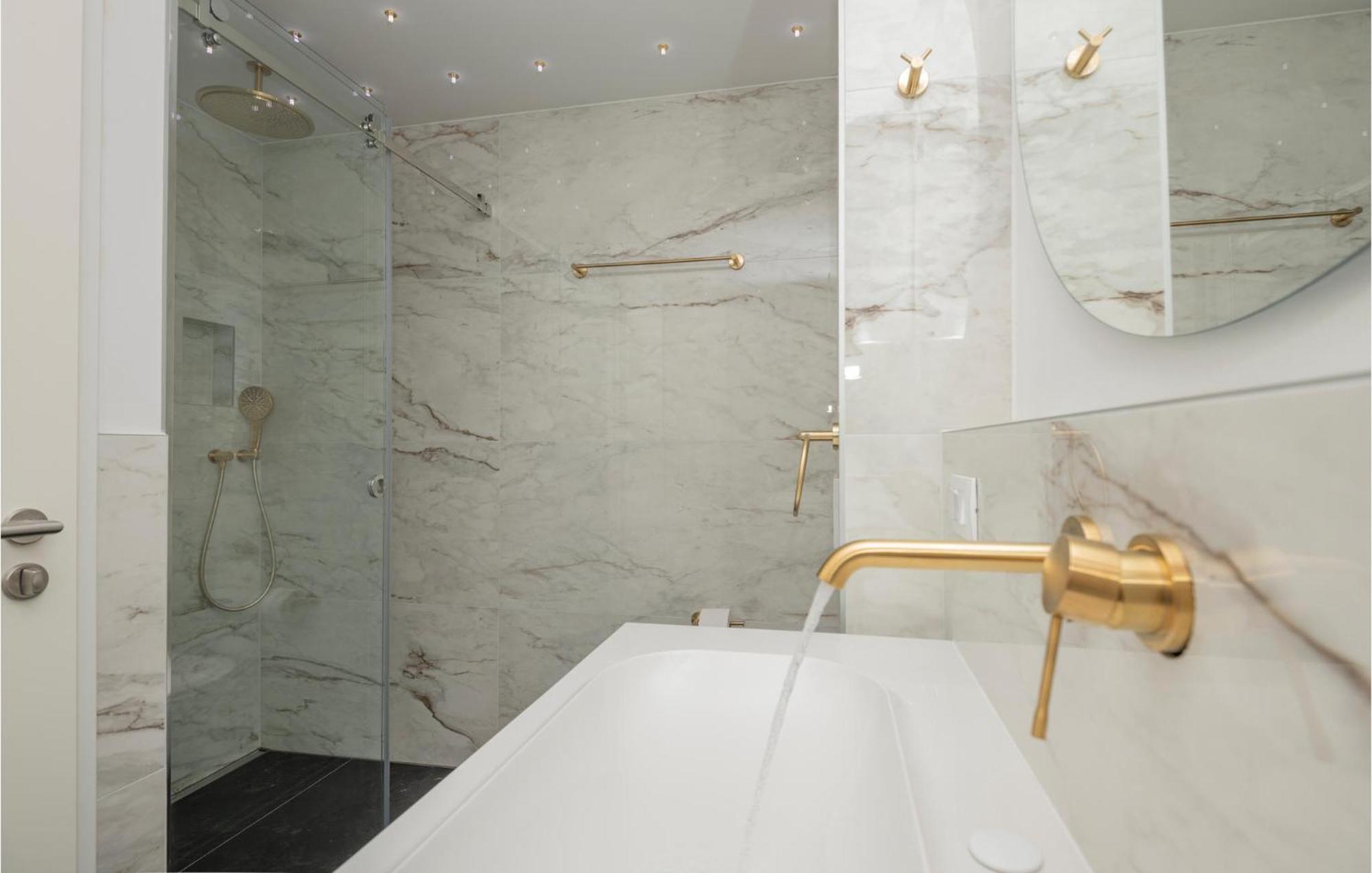 Stunning Apartment In Tucepi With Kitchen Luaran gambar