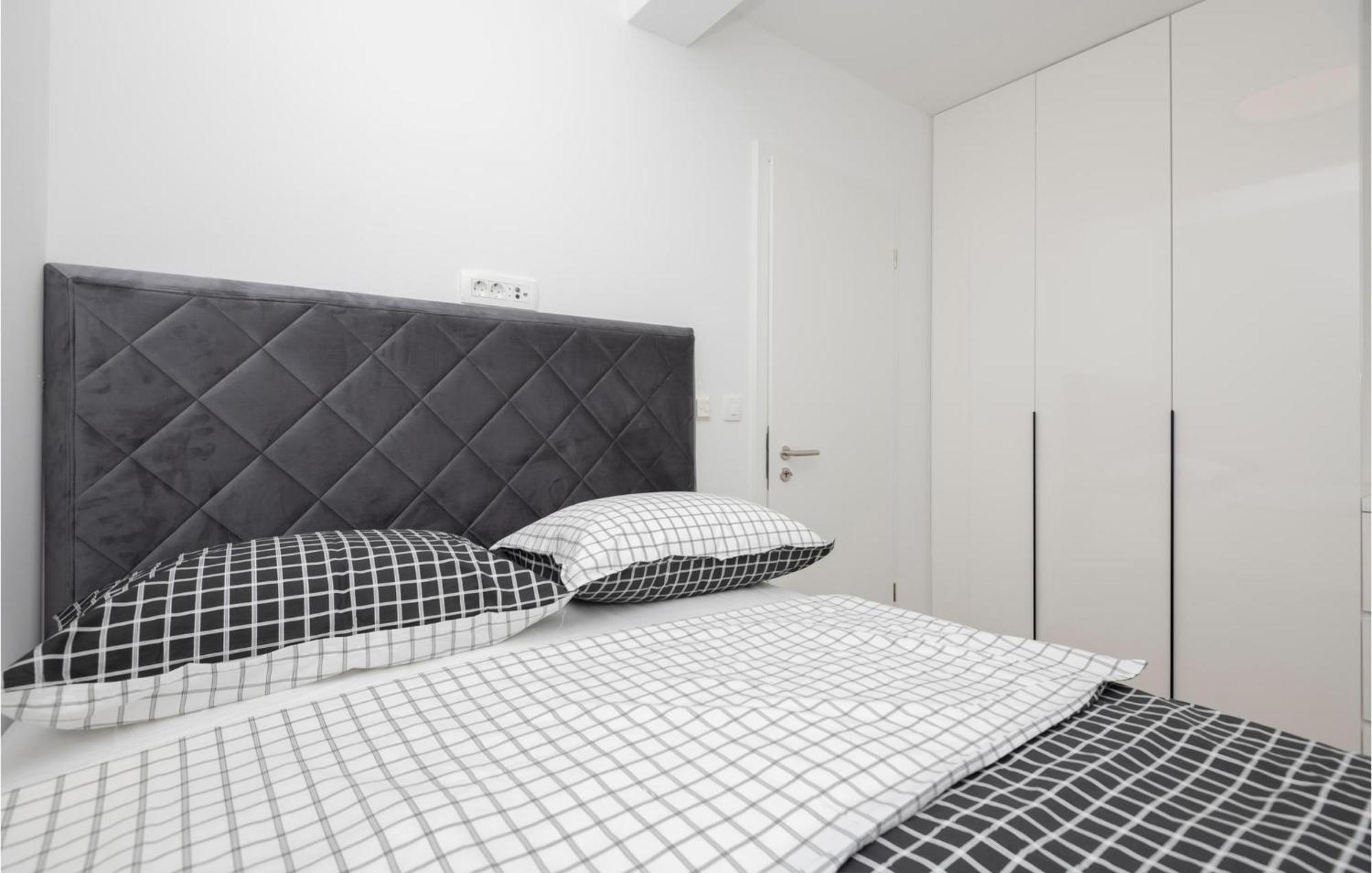 Stunning Apartment In Tucepi With Kitchen Luaran gambar